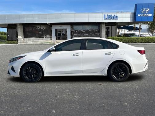 Snow White Pearl 2024 Kia Forte LXS