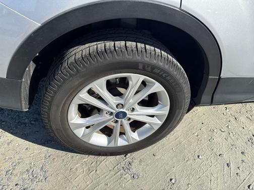 INGOT SILVER METALLIC 2018 Ford Escape SE
