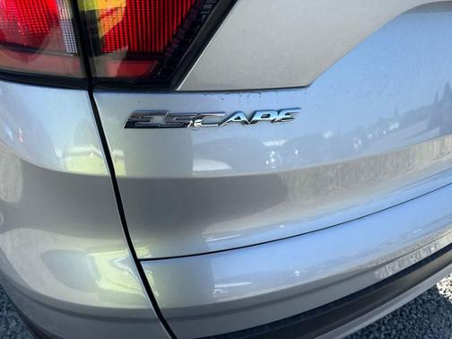 INGOT SILVER METALLIC 2018 Ford Escape SE