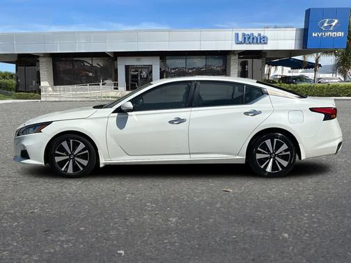 Pearl White Tricoat 2022 Nissan Altima 2.5 SV