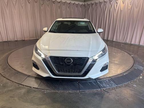 Pearl White Tricoat 2022 Nissan Altima 2.5 SV