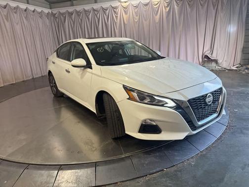 Pearl White Tricoat 2022 Nissan Altima 2.5 SV