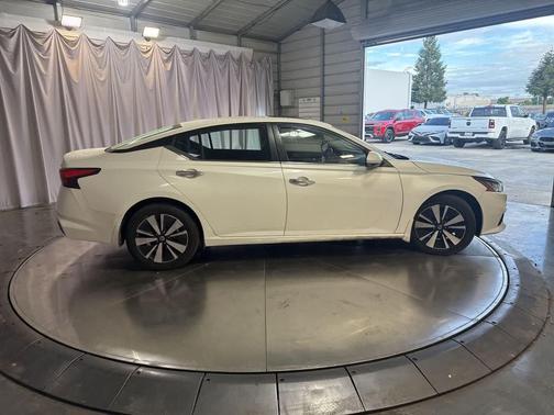 Pearl White Tricoat 2022 Nissan Altima 2.5 SV