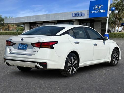 Pearl White Tricoat 2022 Nissan Altima 2.5 SV