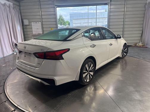 Pearl White Tricoat 2022 Nissan Altima 2.5 SV
