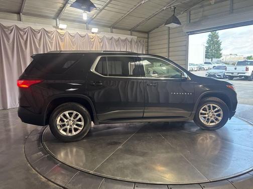 Mosaic Black Metallic 2018 Chevrolet Traverse LT Cloth