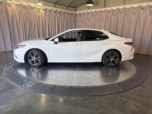 Super White 2019 Toyota Camry SE
