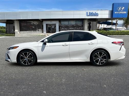 Super White 2019 Toyota Camry SE