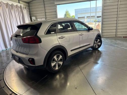 Silky Silver 2021 Kia Niro LX