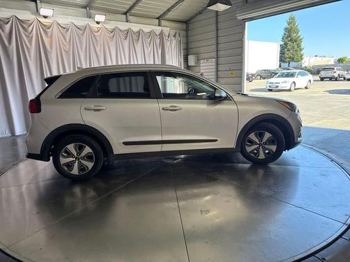 Silky Silver 2021 Kia Niro LX