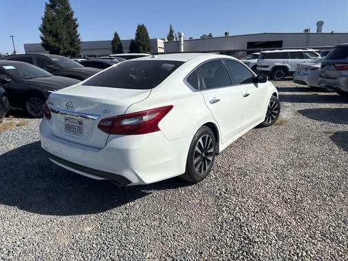 Glacier White 2018 Nissan Altima 2.5 SV