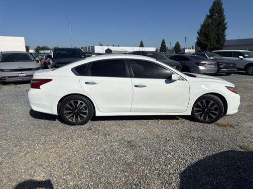 Glacier White 2018 Nissan Altima 2.5 SV