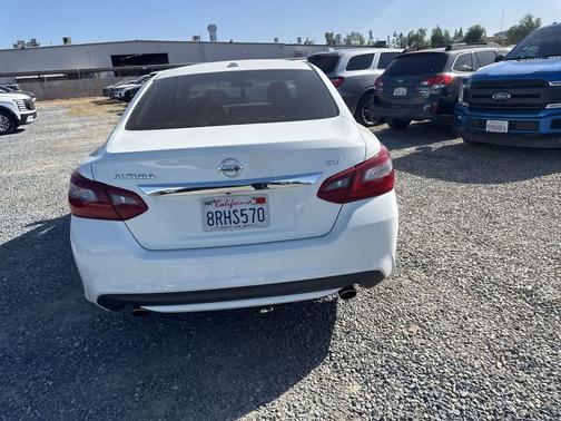 Glacier White 2018 Nissan Altima 2.5 SV