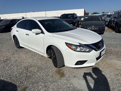 Glacier White 2018 Nissan Altima 2.5 SV