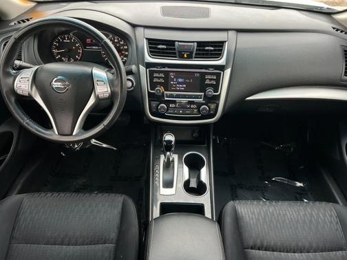 Glacier White 2018 Nissan Altima 2.5 SV