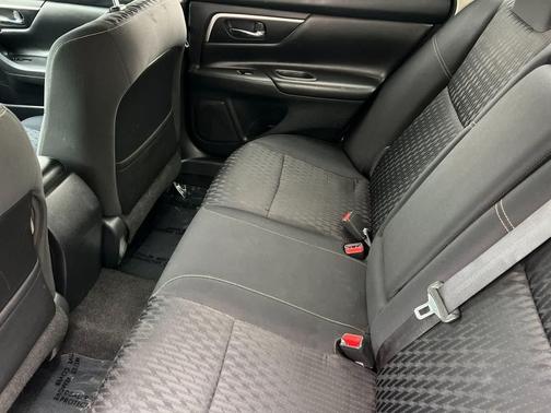 Glacier White 2018 Nissan Altima 2.5 SV