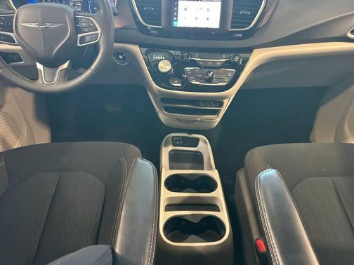 Silver Mist Clearcoat 2023 Chrysler Voyager LX