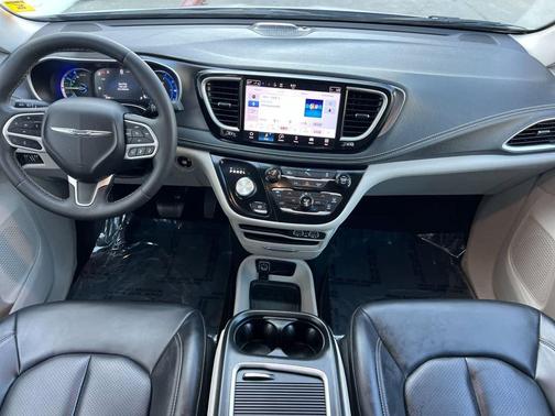 2023 Chrysler Pacifica Hybrid Touring L