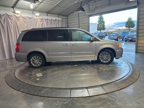 2016 Chrysler Town & Country Touring-L