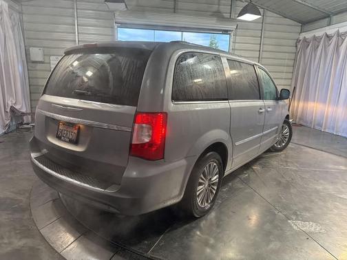 2016 Chrysler Town & Country Touring-L