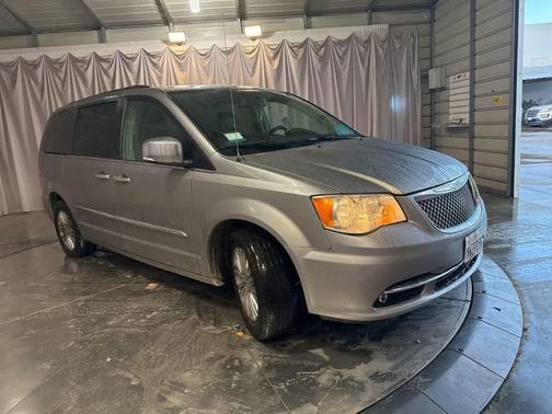 2016 Chrysler Town & Country Touring-L