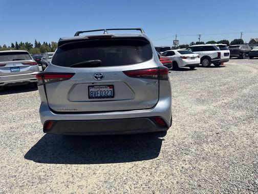 Celestial Silver Metallic 2021 Toyota Highlander Hybrid LE