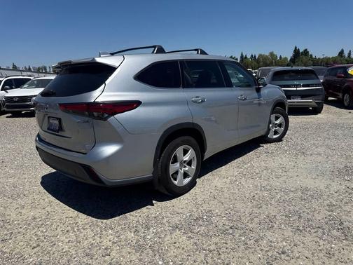 Celestial Silver Metallic 2021 Toyota Highlander Hybrid LE