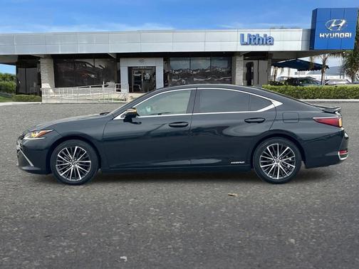 2022 Lexus ES 300h Base