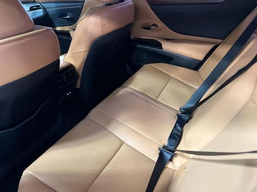 2022 Lexus ES 300h Base