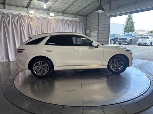Uyuni White 2025 Genesis GV70 2.5T