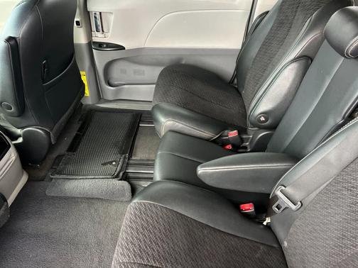 Silver Sky Metallic 2014 Toyota Sienna SE