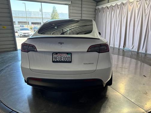 Pearl White Multi-Coat 2023 Tesla Model Y Performance