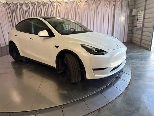 Pearl White Multi-Coat 2023 Tesla Model Y Performance