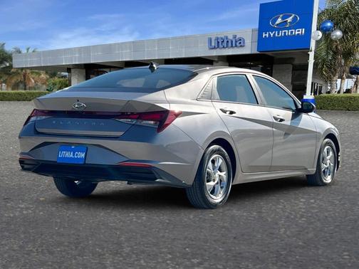 2023 Hyundai ELANTRA SE