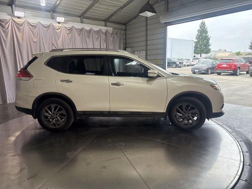 Pearl White 2016 Nissan Rogue SL