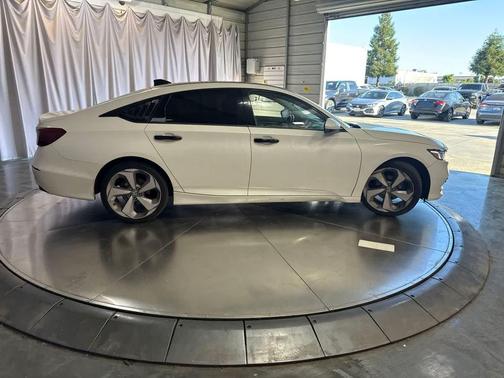 Platinum White Pearl 2019 Honda Accord LX