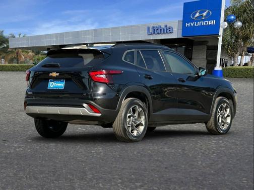 Mosaic Black Metallic 2024 Chevrolet Trax LT