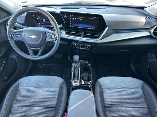 Mosaic Black Metallic 2024 Chevrolet Trax LT