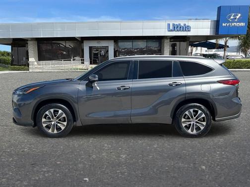 Magnetic Gray Metallic 2022 Toyota Highlander XLE