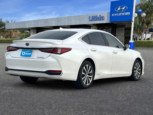 2019 Lexus ES 300h Base
