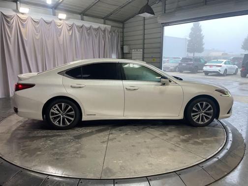2019 Lexus ES 300h Base