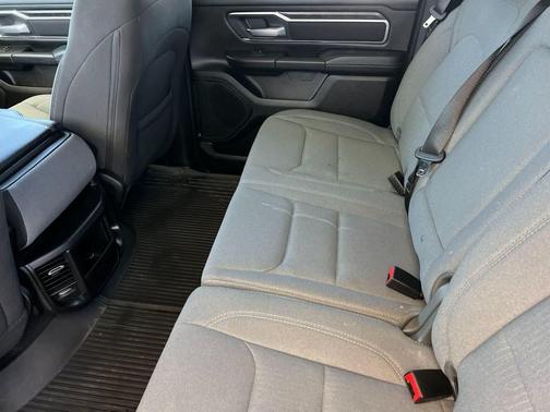 Diamond Black Crystal Pearlcoat 2024 RAM 1500 Big Horn/Lone Star