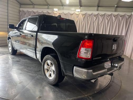 Diamond Black Crystal Pearlcoat 2024 RAM 1500 Big Horn/Lone Star