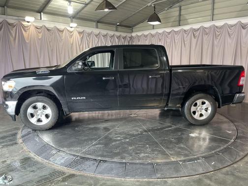 Diamond Black Crystal Pearlcoat 2024 RAM 1500 Big Horn/Lone Star