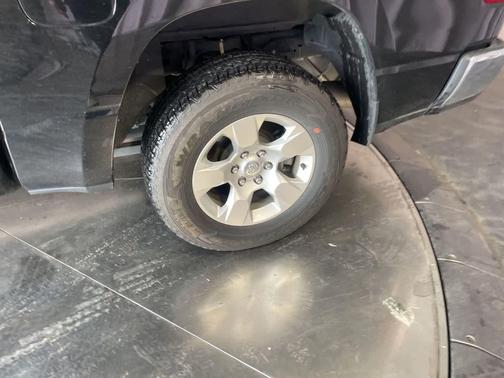 Diamond Black Crystal Pearlcoat 2024 RAM 1500 Big Horn/Lone Star