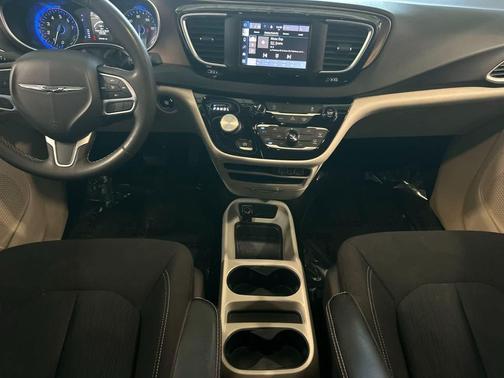 Bright White Clearcoat 2023 Chrysler Voyager LX