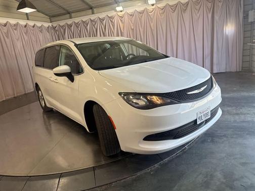 Bright White Clearcoat 2023 Chrysler Voyager LX