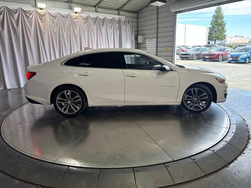 Summit White 2022 Chevrolet Malibu LT