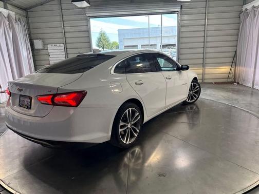 Summit White 2022 Chevrolet Malibu LT