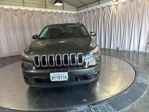 Granite Crystal Metallic Clearcoat 2016 Jeep Cherokee Latitude